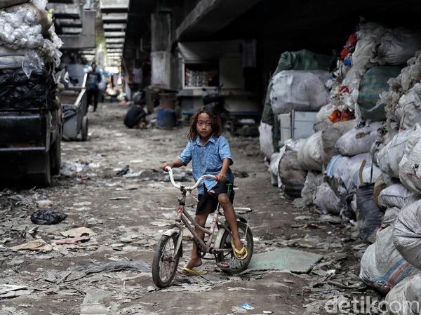 Mereka yang Bertahan di Kolong Tol Pluit