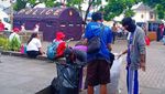 Aksi Pendukung Bersih-bersih Sampah usai Kampanye