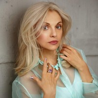 Marina De’Boshir juga sudah berkepala lima. Wanita 54 tahun ini memang mengaku banyak menghabiskan cukup banyak waktu merawat diri. Seperti kebanyakan orang-orang awet muda, salah satu rahasia cantiknya adalah makanan gizi seimbang. Marina juga mengatakan jika senam wajah membantu. Foto: Instagram @marideboshir