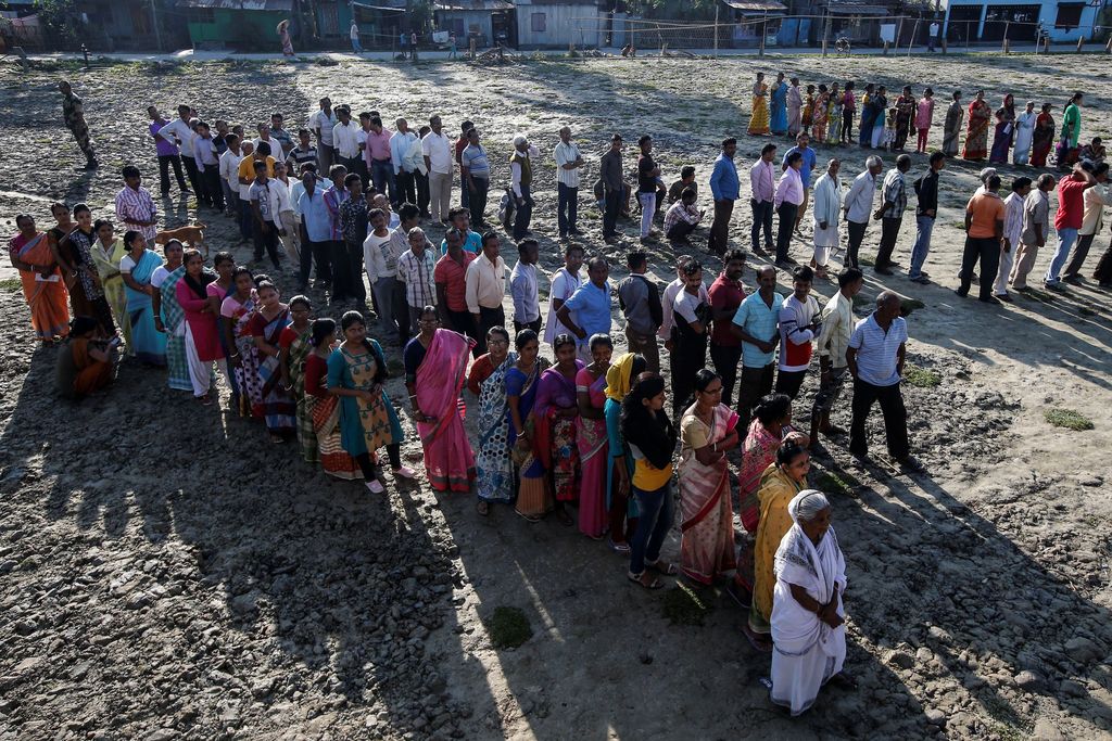 Voters line up to cast their votes outside a polling station during the first phase of general election in Alipurduar district in the eastern state of West Bengal, India, April 11, 2019. REUTERS/Rupak De Chowdhuri
