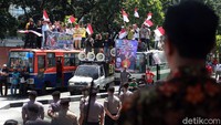 Menurut pantauan detikcom di gedung KPK, Jalan Kuningan Persada, Jakarta Selatan, demo dimulai sekitar pukul 12.30 WIB.