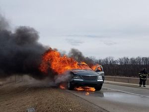 Stres, Pria Ini Bakar Mobil yang Sedang Melaju