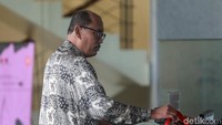 Dalam kasus ini, Rommy, yang merupakan anggota Komisi XI DPR sekaligus eks Ketum PPP, ditetapkan sebagai tersangka karena diduga menerima duit suap dari Kepala Kantor Kemenag Gresik Muhammad Muafaq Wirahadi dan Kepala Kanwil Kemenag Jatim Haris Hasanuddin.