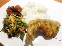 Tak Boikot Nasi Padang, Jokowi Lahap Makan Ayam Pop dan Sayur Singkong