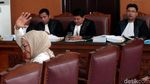 Pose Dua Jari Dahnil Anzar di Sidang Ratna Sarumpaet