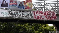 Spanduk tersebut terpasang di pagar JPO.