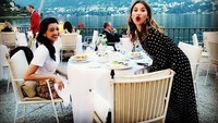 Bersama dengan Millane Fernandez, Raline pun terlihat asyik menikmati makanan di sebuah kafe dengan pemandangan cantik. Foto: Instagram@ralineshah