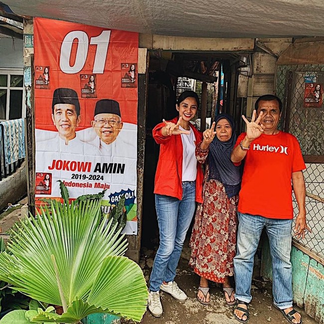 Kirana Larasati yang dikenal sebagai aktris kini menjadi caleg DPR-RI dari partai PDI-P. Saat blusukan, Kirana selalu bergaya casual dengan celana jeans dan jaket. Jaket Jokowi hingga partainya dipadukannya dengan kaus dan sneakers. Foto: Instagram