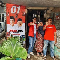 Kirana Larasati yang dikenal sebagai aktris kini menjadi caleg DPR-RI dari partai PDI-P. Saat blusukan, Kirana selalu bergaya casual dengan celana jeans dan jaket. Jaket Jokowi hingga partainya dipadukannya dengan kaus dan sneakers. Foto: Instagram