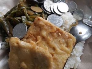 Kocaknya Mahasiswi yang Curhat Saat Nasinya Ketumpahan Uang Receh