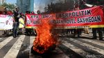 Aksi Bakar Ban Warnai Peringatan 2 Tahun Novel Baswedan