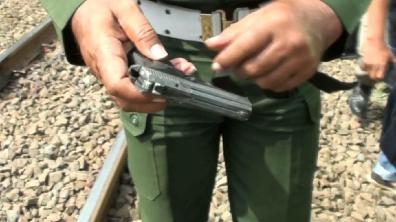 Ada Pistol di Dekat 2 Anggota TNI Tewas Tertabrak KRL di Pasar Minggu Ada Pistol di Dekat 2 Anggota TNI Tewas Tertabrak KRL di Pasar Minggu