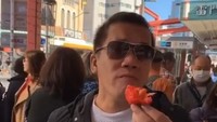 Berkunjung ke Jepang, yang dipilih Fitno tetap buah-buahan. Ia memilih buah stroberi segar sebagai camilan. Nyam! Foto: Instagram fitno_fabulous
