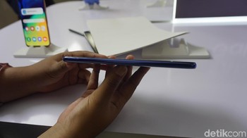 Bodi Galaxy A70 yang tipis terbuat dari bahan plastik. (Foto: detikINET/Firdaus Anwar)