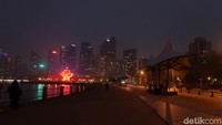 Selain The Qingdao Olympic Sailing Centre, ada May Fourth Square yang juga menyala saat malam tiba. (Bonauli/detikcom)
