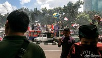 Setelah beberapa menit berorasi, mereka membakar ban di tengah jalan depan gedung KPK. Asap hitam mengepul di jalan depan gedung KPK.