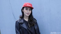 Presenter Conchita Caroline tak pernah muncul usai menikah pada akhir tahun lalu. Kini ia kembali lagi dan bergaya dengan biker jacket hitam.  Foto: Palevi S/detikFoto