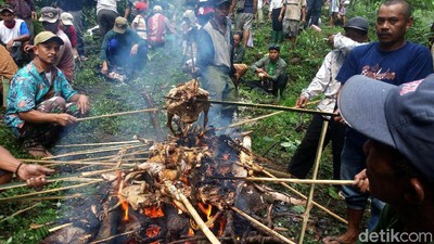 Potret Ratusan Ayam Dibakar di Perayaan Wangan Cenginging