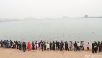 Banyak wisatawan yang datang untuk sekedar menikmati suasana pantai atau sekedar memotret burung camar. Jelas saja, pantai menjadi barang mahal di daratan China. (Bonauli/detikcom)