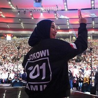 Artis berhijab Chacha Frederica memakai jaket hitam Jokowi dengan tulisan 01 Jokowi Amin. Jaket bomber yang dipakainya ini merupakan official merchandise dari kampanye Jokowi dan Maruf Amin. Foto: Instagram