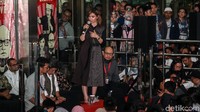 Najwa Shihab tampil membawakan musikalisasi puisi.