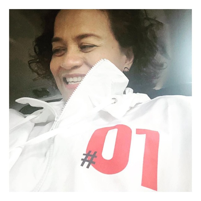 Jaket berbeda dikenakan sutradara dan produser Mira Lesmana. Wanita yang menjadi produser Ada Apa Dengan Cinta? itu mengenakan jaket putih dengan tulisan 01 pada bagian dada. Jaket yang juga merchandise resmi dari kampanye Jokowi dan Maruf Amin ini dijual seharga Rp 400 ribuan. Foto: Instagram