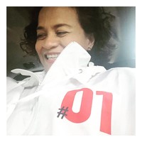 Jaket berbeda dikenakan sutradara dan produser Mira Lesmana. Wanita yang menjadi produser Ada Apa Dengan Cinta? itu mengenakan jaket putih dengan tulisan 01 pada bagian dada. Jaket yang juga merchandise resmi dari kampanye Jokowi dan Maruf Amin ini dijual seharga Rp 400 ribuan. Foto: Instagram