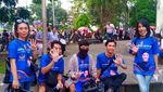 Aksi Pendukung Bersih-bersih Sampah usai Kampanye