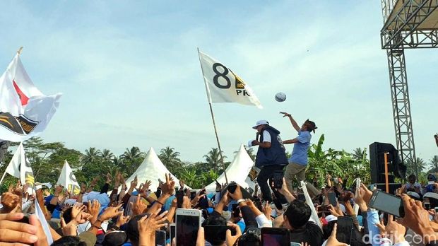 Gaya Sandiaga Ngerap dan Lempar Bola Bikin Emak-emak Histeris