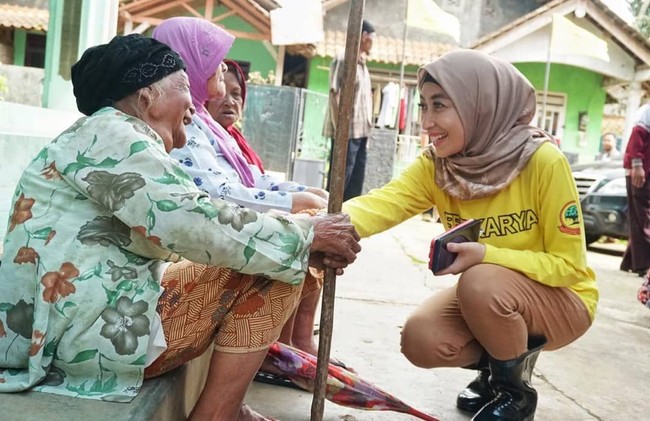 Gaya casual juga menjadi pilihan artis Annisa Trihapsari yang menjadi caleg DPR-RI dari Partai Berkarya. Saat blusukan Annisa memilih memakai kaus seragam partainya. Dalam beberapa kesempatan sepatu boots menjadi pilihan alas kaki istri Sultan Djorghi itu. Foto: Instagram