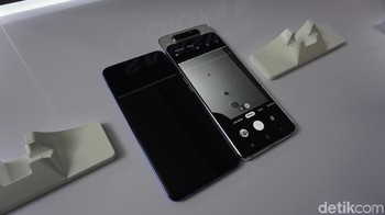 Galaxy A70 tampak lebih pendek ketika A80 mengeluarkan kameranya yang bisa bolak-balik. (Foto: detikINET/Firdaus Anwar)