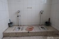 Toilet di China yang belum 'direvolusi0