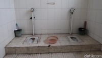 Toilet tanpa sekat atau pintu sangat umum ditemukan di area TOL. (Bonauli/detikcom)