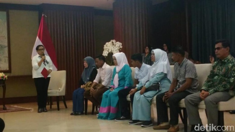 Suasana Haru Saat Kemlu Serahkan Jenazah WNI Korban Sandera Abu Sayyaf Suasana Haru Saat Kemlu Serahkan Jenazah WNI Korban Sandera Abu Sayyaf