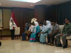 Suasana Haru Saat Kemlu Serahkan Jenazah WNI Korban Sandera Abu Sayyaf