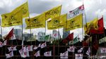 Bendera Partai Tumbuh Subur di Flyover Senayan