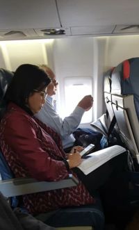 Di Pesawat Kelas Ekonomi, Sri Mulyani Masih Sempat Kerja