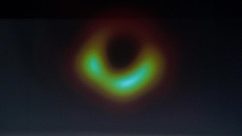 Berdasarkan foto yang dirilis, lubang hitam ini berwarna kuning melingkari titik hitam dipusatnya, serupa cincin api. (Foto: Reuters)