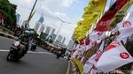 Bendera Partai Tumbuh Subur di Flyover Senayan
