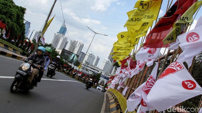 Flyover Senayan tampak dipenuhi ratusan bendera partai jelang pemilu yang tinggal menghitung hari. Berikut foto-foto penampakannya.