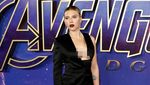 Penampilan Seksi Scarlett Johansson dengan Tuxedo