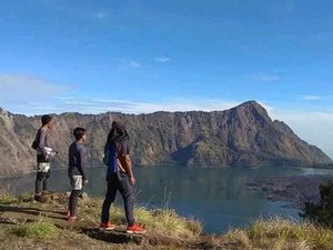 7 Fakta Gunung Rinjani, yang Punya Fenomena Topi Awan