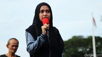 Ia menceritakan bagaimana selama dua tahun ini suaminya harus bekerja dengan satu mata akibat insiden penyiraman air keras.