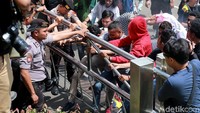 Massa datang saat sekelompok mahasiswa melakukan orasi dalam peringatan 2 tahun teror air keras terhadap penyidik senior KPK Novel Baswedan.