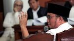 Pose Dua Jari Dahnil Anzar di Sidang Ratna Sarumpaet