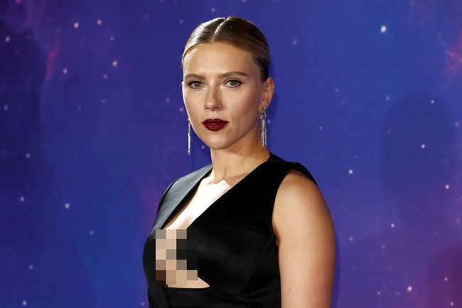 Sang Black Widow mengenakan jumpsuit hitam dengan model tuksedo di bagian atas dan torso. Foto: Getty Images