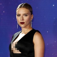 Sang Black Widow mengenakan jumpsuit hitam dengan model tuksedo di bagian atas dan torso. Foto: Getty Images