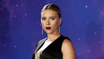 Penampilan Seksi Scarlett Johansson dengan Tuxedo