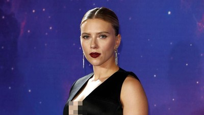 Penampilan Seksi Scarlett Johansson dengan Tuxedo
