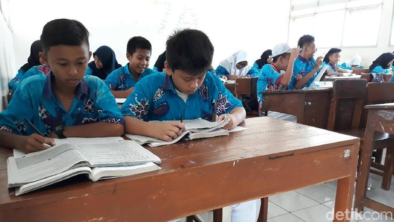 Kreatif! Pelajar di Gunungkidul Ini Pakai Batik Desain Sendiri ke Sekolah Kreatif! Pelajar di Gunungkidul Ini Pakai Batik Desain Sendiri ke Sekolah